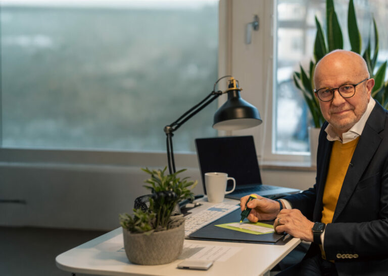 Mats vid skrivbordet