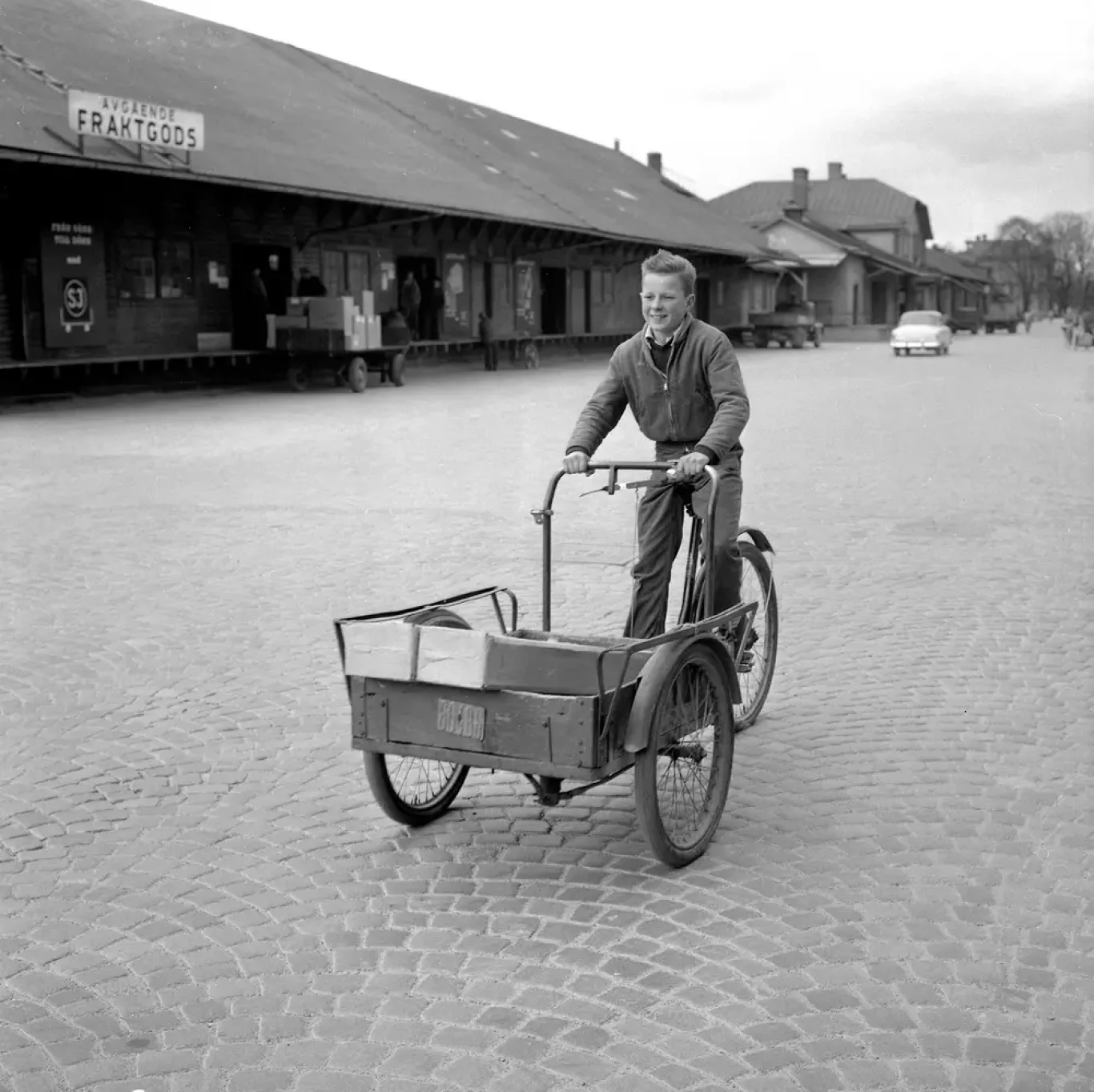 Springpojke i Örebro någon gång på 1950-talet. Ett av tusentals exempel på hur småföretag har gett ungdomar en tidig chans in i arbetslivet.