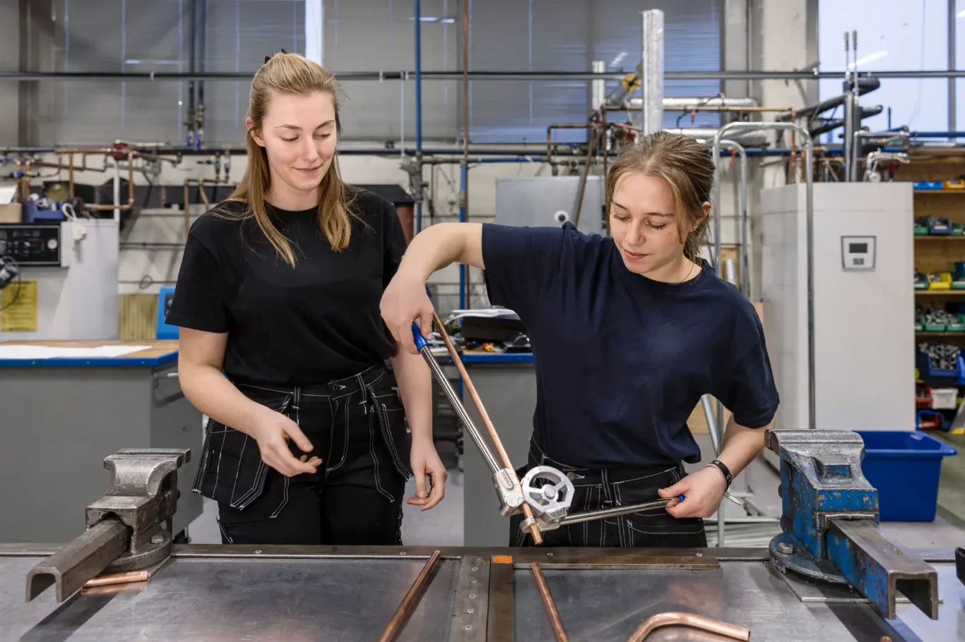 Praoelev bockar rör medan handledare tittar på.

Modeller: Från vänster Alva Hagström, Elysia Nielsen

Modellavtal:
Alva Hagström: Fotograf Susanne Kronholm
Elysia Nielsen: SFF