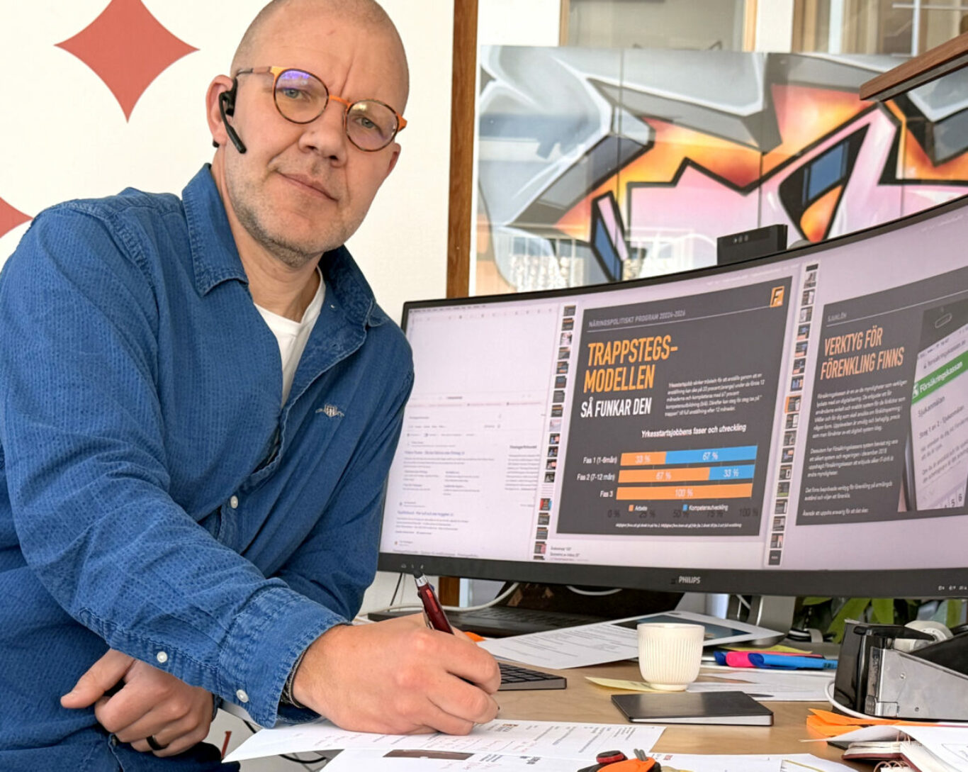 dennis Krook vid arbetsplats