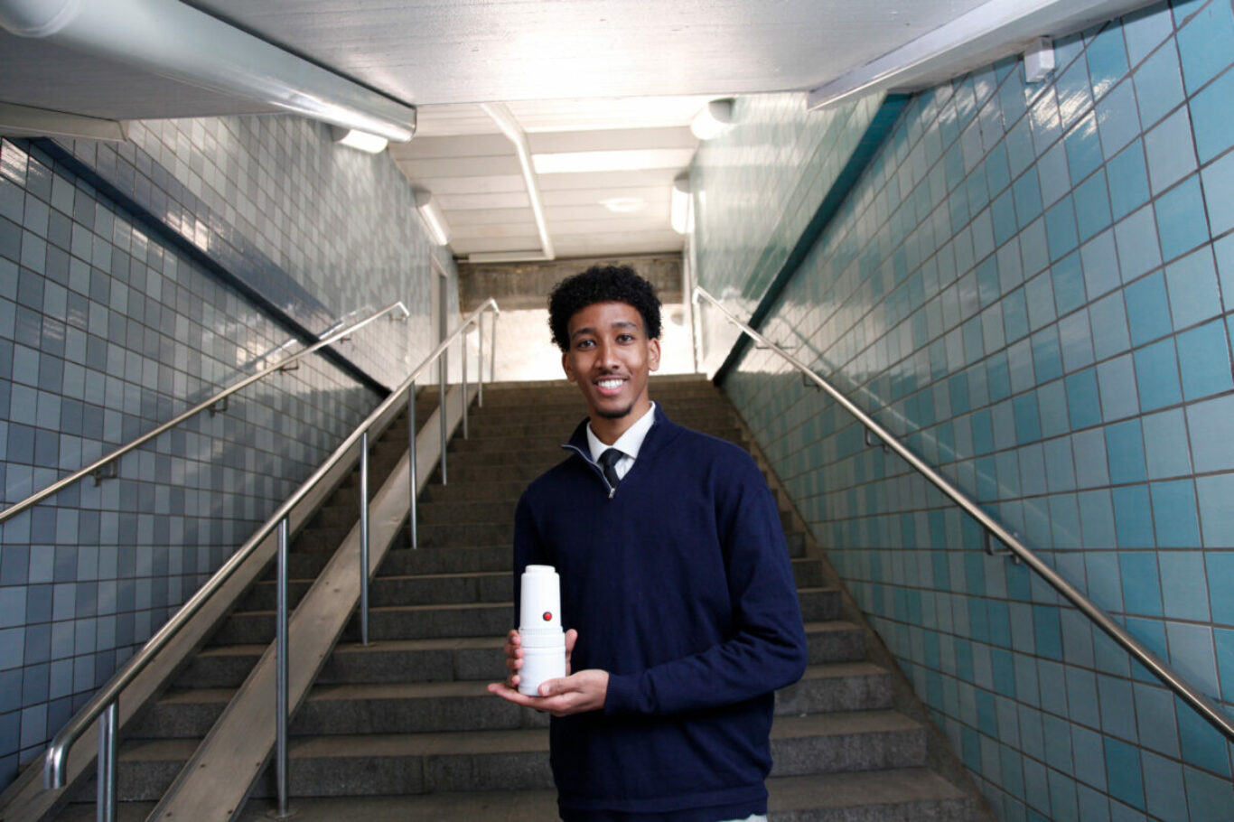 William Asefaw har utvecklat en lampa som drivs av saltvatten.